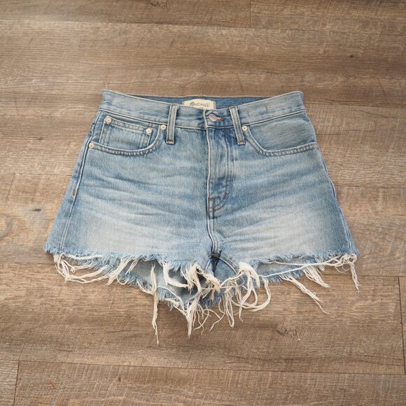 ! Madewell Relaxed Denim Shorts in Rosemont Wash Destroyed Hem Edition - Picture 3 of 7